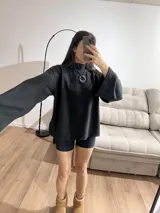 Sweater negro de tela Aspen, de corte holgado y mangas anchas.