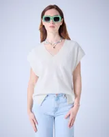Poncho de cashmere cepillada con cuello en V, corte oversize, sin mangas, acabados acanalados y aberturas laterales.