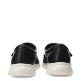 Sandalia de cuero color marrón con aberturas y ajuste con velcro.