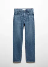 Pantalón de jean azul de corte recto, tiro medio, con cinco bolsillos, trabillas y cierre de cremallera con botón.