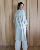 Kimono largo, color azul marino, con textura de tejido ligero y cuello mao.