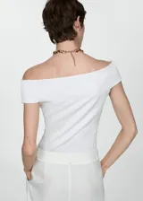 Camiseta negra de manga corta con escote recto y ajuste al cuerpo, ideal para looks versátiles.
