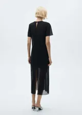 Vestido midi negro plisado, de corte recto, manga corta y cuello redondo.