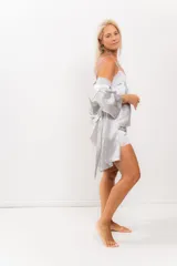 Bata corta color champagne de satén con mangas 3/4 y lazo para atar a la cintura.