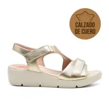 Sandalias de cuero negras con plataforma baja, tiras anchas con ajuste de velcro y plantilla acolchada. Cuentan con tecnología Low Impact para absorción de impactos.