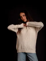 Sweater de punto color rosa con cuello polo y cierre metálico.