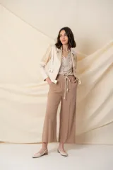 Pantalón ancho de hilo color negro, con cintura elastizada, cordón ajustable y bolsillos laterales.