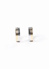 Par de aros huggies de acero quirúrgico hipoalergénico, con diseño combinado plata y oro.