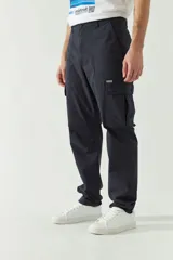 Pantalón cargo color beige para hombre, con corte regular y múltiples bolsillos laterales.