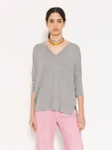 Remera gris de punto liviano con escote en V, mangas 3/4 y corte holgado.