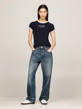Remera azul marino de algodón con cuello redondo y mangas cortas con ribete blanco. Logo de Tommy Hilfiger bordado en el pecho.