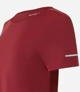 Remera deportiva blanca texturizada, con cuello redondo, manga corta, detalle reflectante y pliegue en la espalda.