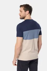 Remera de manga corta con diseño a bloques de color: azul marino en la parte superior, rosa viejo en el medio y gris claro en la parte inferior. Estampa con texto "Legacy Established Brand" en el pecho.