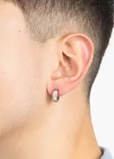 Par de aros huggies plateados de acero quirúrgico hipoalergénico, con doble hilera de strass.