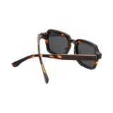 Lentes de sol con montura gruesa de carey y lentes marrones degradadas.