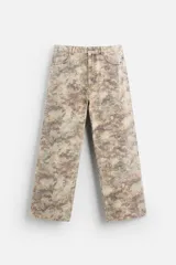 Pantalón de jean de corte recto con estampado abstracto en tonos beige, marrón y gris.