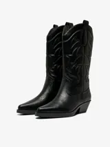 Botas de caña alta color negro, con punta afilada, taco bajo y diseño bordado estilo western.