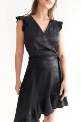Vestido corto negro con estampado abstracto en color bronce, escote en V, mangas cortas con volados, falda asimétrica con volados y lazo en la cintura.