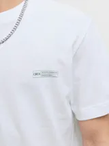 Camiseta de manga corta y cuello redondo, color blanco, con un estampado gráfico en la espalda que muestra una panorámica urbana con el texto "The Five Boroughs" y el logo de Jack & Jones.