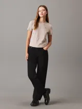 Remera color beige de algodón con logo CK bordado en el pecho.