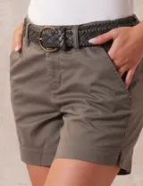 Short de jean azul oscuro con pretina con pasadores, botón y cierre. Delantera con bolsillos. Botón en bolsillos traseros. Incluye cinturón trenzado marrón con hebilla redonda dorada.