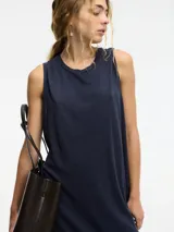 Vestido largo azul marino sin mangas, de corte recto y confeccionado en lino y algodón. Presenta lazos desmontables en los laterales.