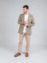 Zapato slip-on de cuero color marrón con suela negra y elástico lateral.