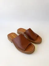Sandalias bajas de cuero color marrón con suela de yute. Fabricadas en Uruguay.