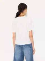 Remera blanca de algodón pima con estampado de un tigre y flores.