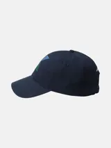 Gorra de béisbol de seis paneles, color azul marino, con visera curva y cierre ajustable. Presenta un monograma bordado en la parte frontal compuesto por formas geométricas en tonos rosa pálido, azul claro y verde esmeralda.