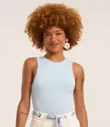 Body básico de ribana de poliamida color celeste, con superficie acanalada, sin mangas y cuello halter. Cuenta con cierre en la entrepierna.