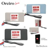 Billetera celeste con cierre de cremallera, correa de mano y aplique frontal con la leyenda "Mon Amour" en rojo.