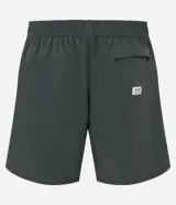 Bermuda masculina de tejido tecnológico color negro, con ruedo redondeado y cintura elástica con cordón interno. Presenta etiquetas aplicadas en la parte trasera y lateral.