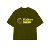 Remera color crema de corte cuadrado con estampado en la espalda que incluye un globo terráqueo derretido y la frase "Built to break limits".