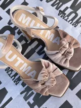 Sandalias de terciopelo color borgoña con correa trasera ajustable, doble moño en la punta y taco de 10,5 cm de altura.