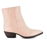 Bota corta negra de cuero con textura tipo piel de cocodrilo, punta fina y taco bajo.