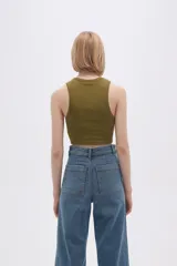 Top blanco de morley, corte crop y breteles anchos.