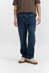 Pantalón de jean azul oscuro, corte recto, tiro medio, con bolsillos delanteros y traseros, y presillas para cinturón.
