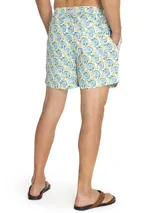 Short de baño celeste con estampado de caballitos de mar rosados. Tiene cintura elástica con cordón ajustable, bolsillos laterales y traseros.