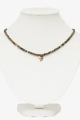 Collar de cuentas color marrón y negro con dije de leopardo dorado.