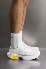 Zapatilla deportiva para correr largas distancias Zara Athleticz. Parte superior de tejido de punto transpirable, suela de TPE-A con placa de carbono interna y plantilla OrthoLite® extraíble.