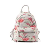 Mochila de símil cuero con estampado floral multicolor, acceso con cierre, herrajes plateados, un compartimento principal, un bolsillo externo con cierre, un bolsillo interno con cierre y dos bolsillos internos abiertos. Tiene correa regulable y asa fija.