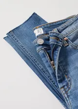Jeans de corte skinny, tiro medio y diseño crop con terminaciones deshilachadas.