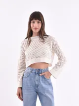 Sweater tejido de punto calado color blanco, de corte crop y mangas largas acampanadas.