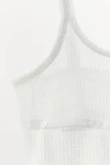 Top blanco de punto con tirantes finos y escote redondo.