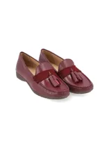 Mocasín color borgoña con textura reptil, detalle de antifaz en nobuck y borlas.