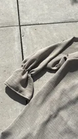 Camisa beige super oversize con efecto nevado.