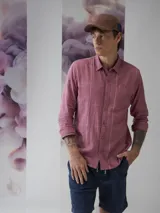 Camisa azul marino de lino y algodón, de manga larga con cuello clásico y bolsillo en el pecho.