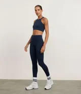 Top deportivo ajustado color malva, con escote halter y espalda nadador.