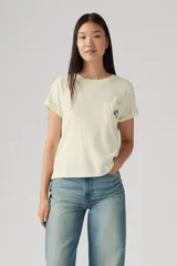 Remera color crema de corte recto, con mangas cortas con dobladillo y bolsillo en el pecho con bordado floral.